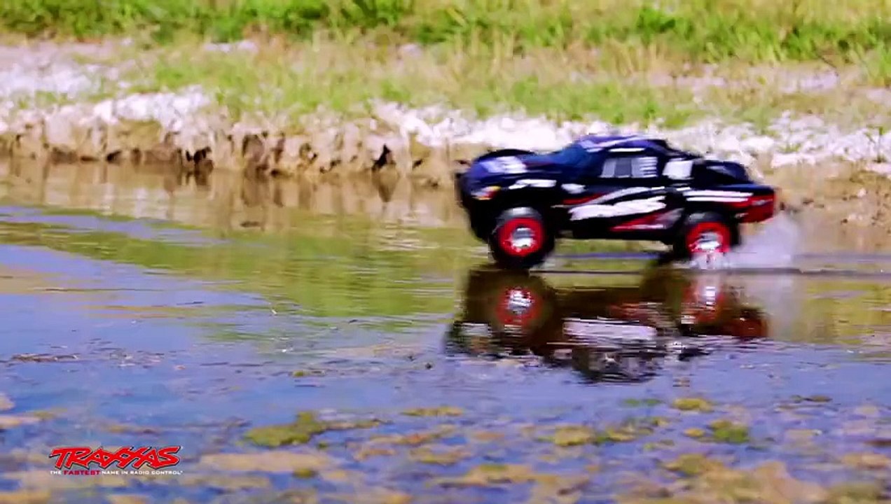 Slash 4X4 : Voiture RC qui roule sur leau