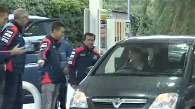 El equipo Hyundai WRC reposta tu coche