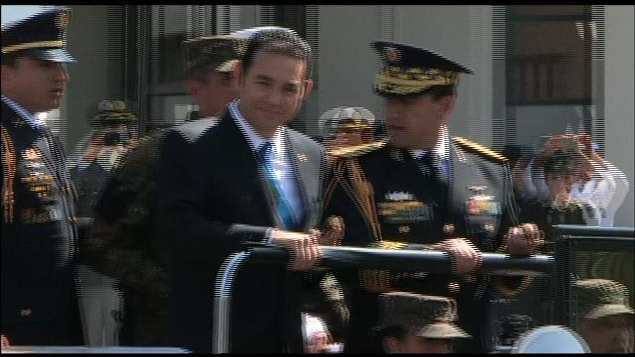 Jimmy Morales asume el bastón de bando como comandante general