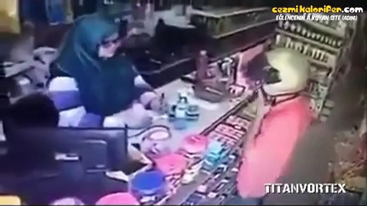 samuray kılıcıyla satırlı soyguncuyu böyle kaçırdı. helal olsun ablaya.