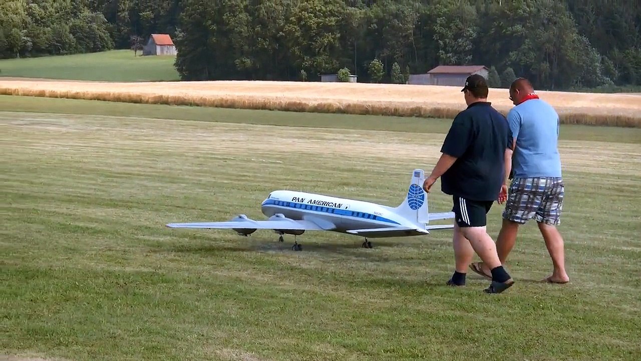 DOUGLAS DC 6B PAN AMERICAN GIGANTIC RC AIRLINER MODEL FLIGHT DEMONSTRATION / RC Airliner S