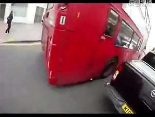 暴走バスが車を破壊しながら突進。ドライブレコーダー