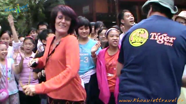 Danse avec les étudiants de l'école Luong The Vinh Hanoi à Mai Chau | Voyage Vietnam