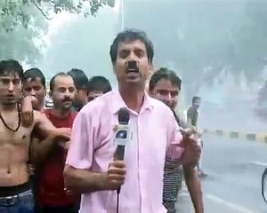 Funny Pakistani Tv Reporting in Rain Lahore