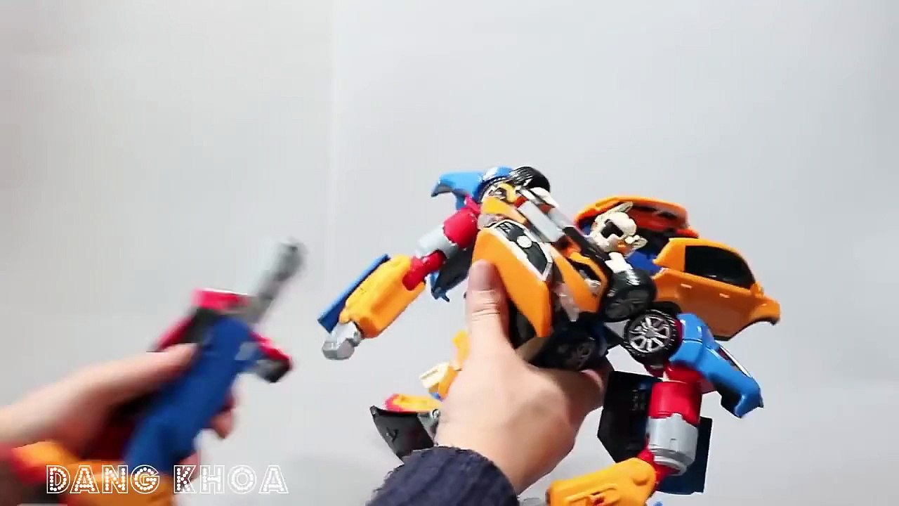 Siêu nhân Robot được tạo thành từ ba chiếc ô tô biến hình rất đẳng cấp