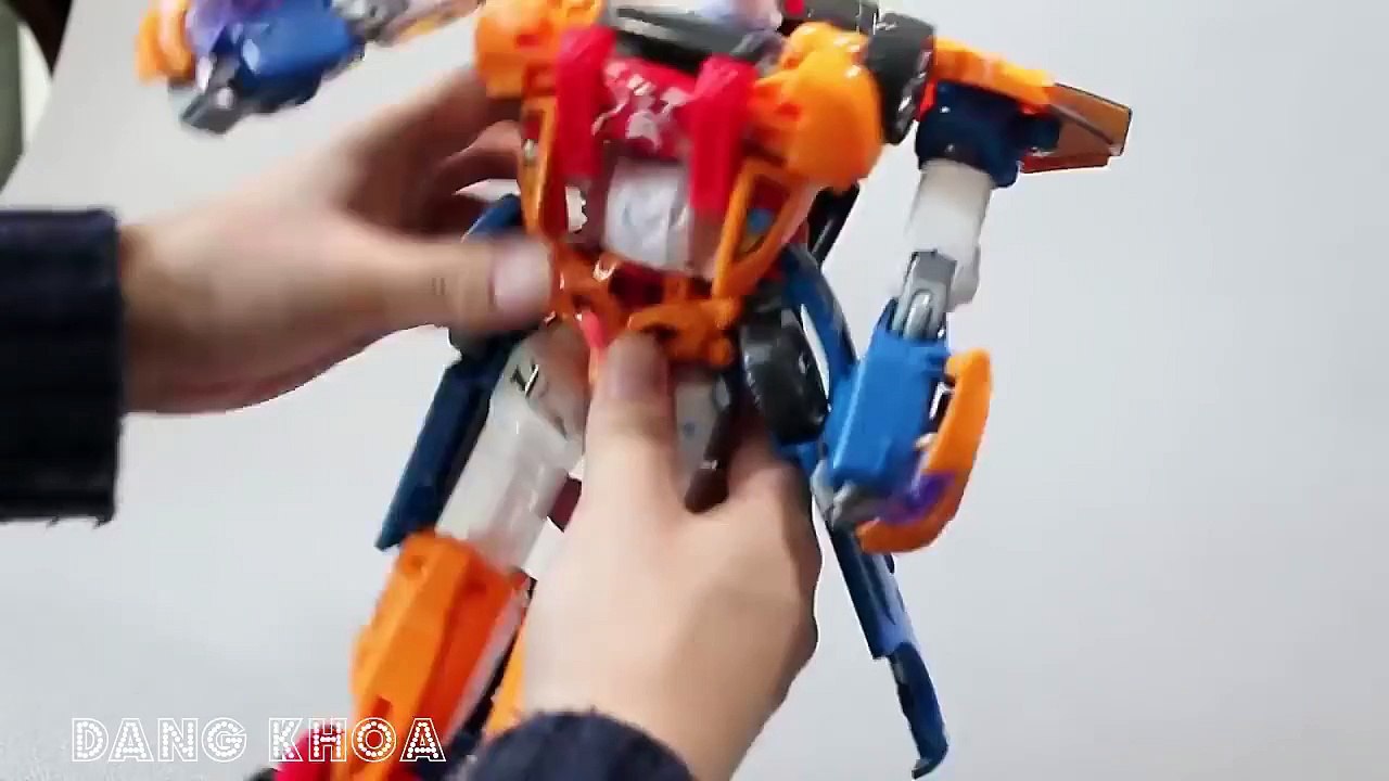 Siêu nhân Robot được tạo thành từ hai chiếc ô tô biến hình rất đẳng cấp