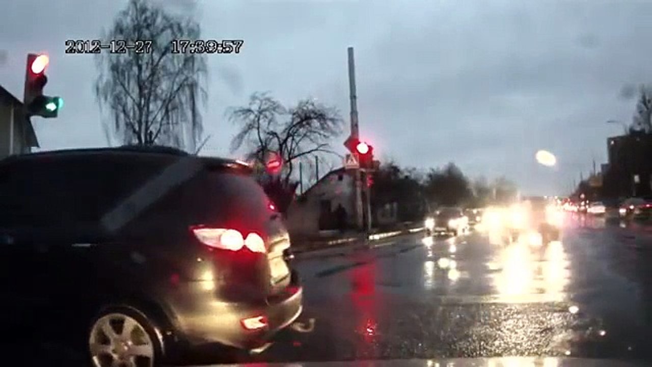 2013年に自動車事故。道路上の女性をノックダウン