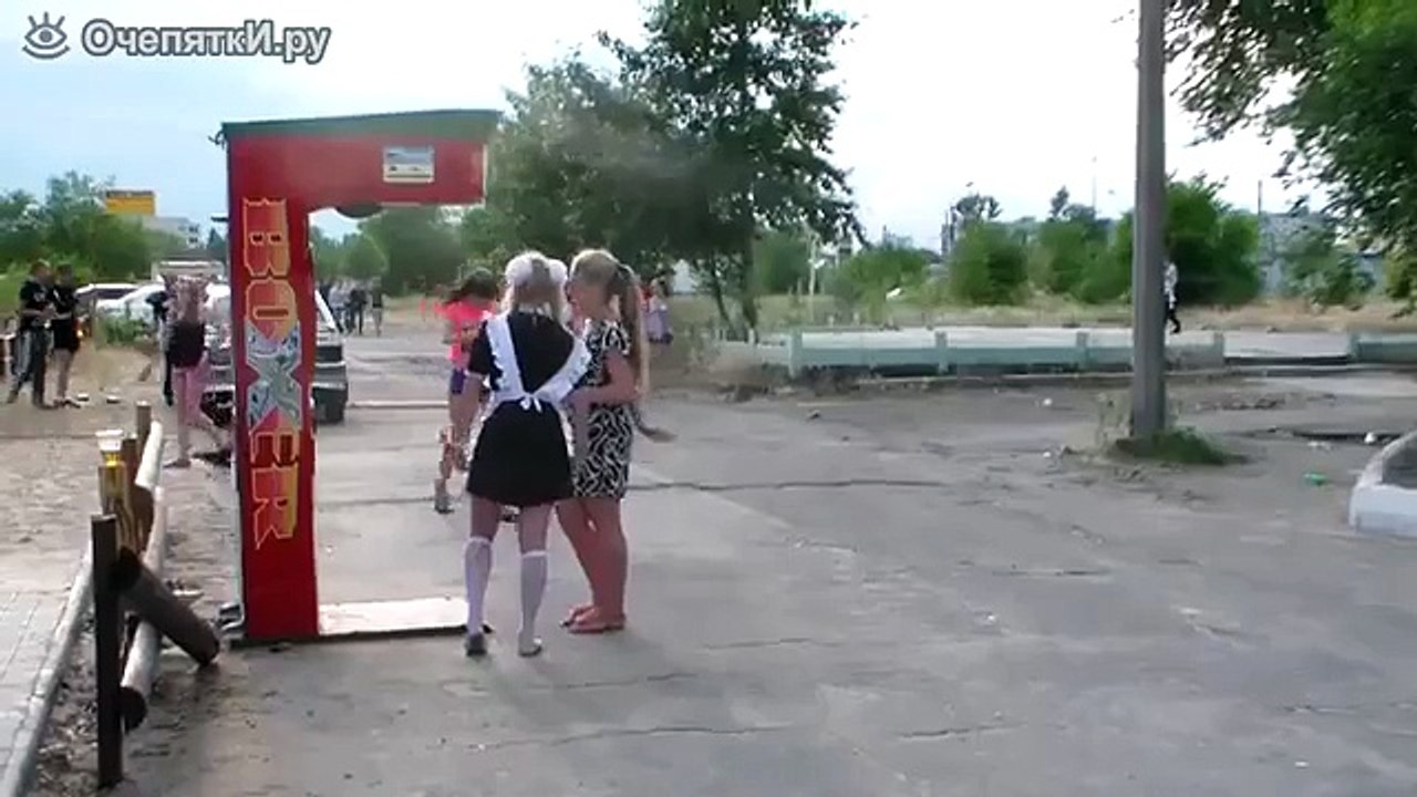 Суровые девушки и груша