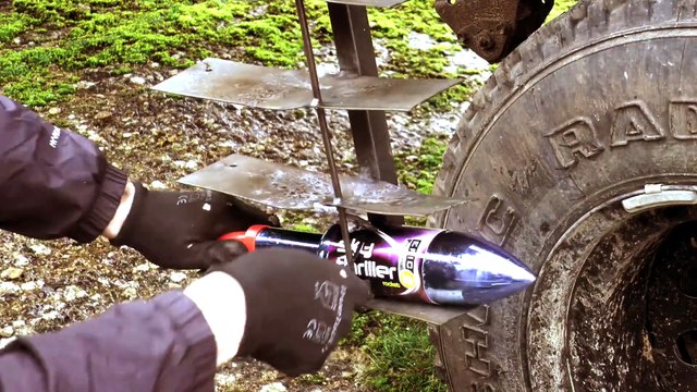 Il fabrique une roue géante qui envoie des feux d'artifice dans tout les sens. Dingue