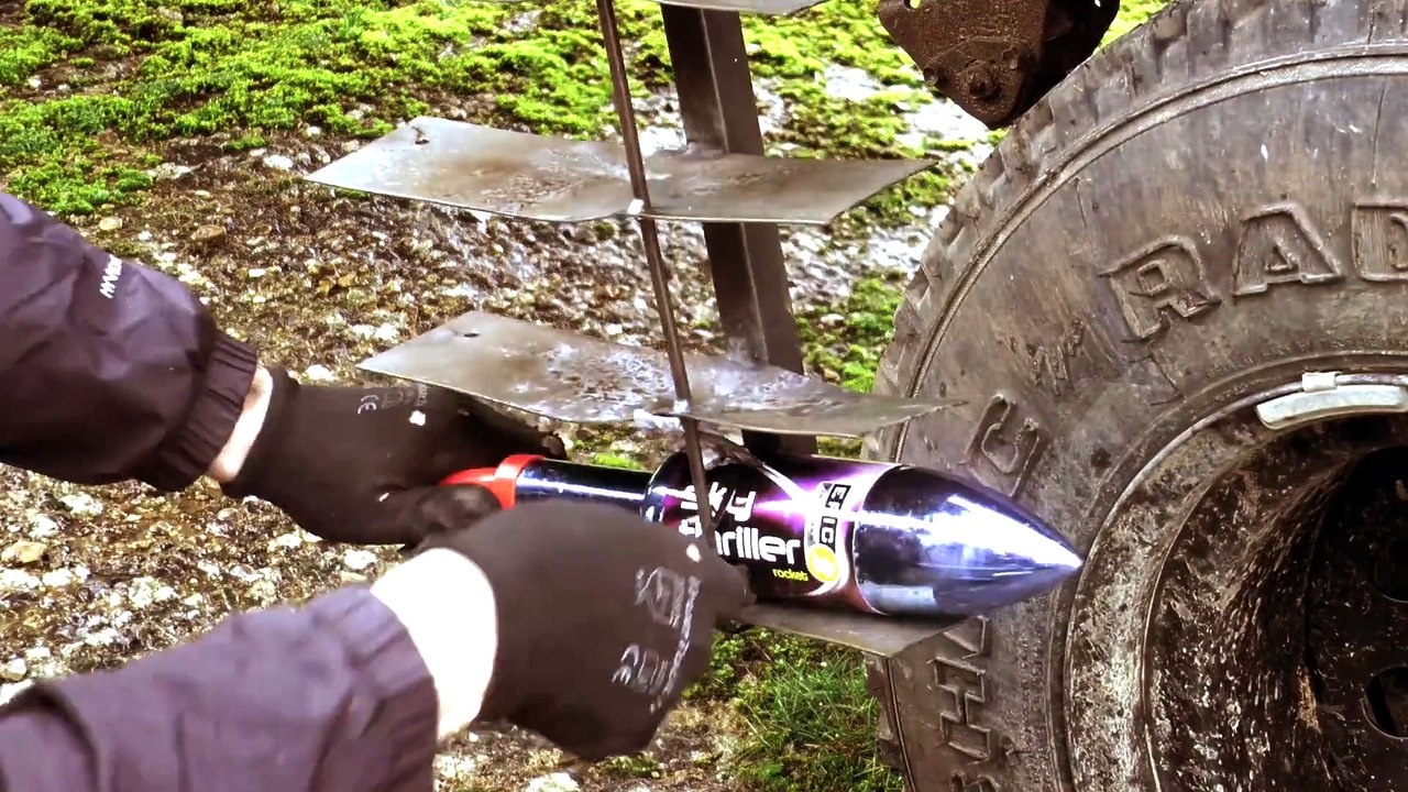 Il fabrique une roue géante qui envoie des feux d'artifice dans tout les sens. Dingue