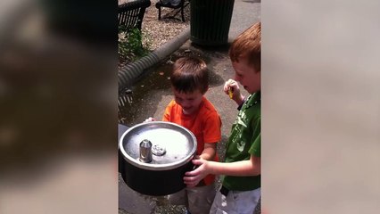 Enfants VS fontaine à eau - Direct dans l'oeil!