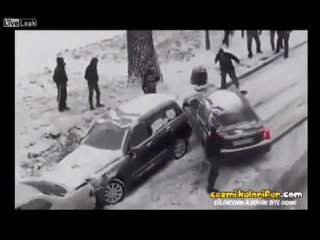 Tek Hamlede Arabayı Mucizevi Şekilde Durduran Eleman