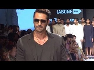 Arjun Rampal’s Cool Ramp Walk At Lakme Fashion Week 2015