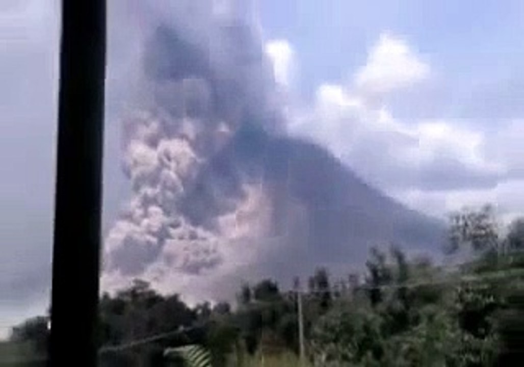 インドネシア・ジャワ島で火山噴火