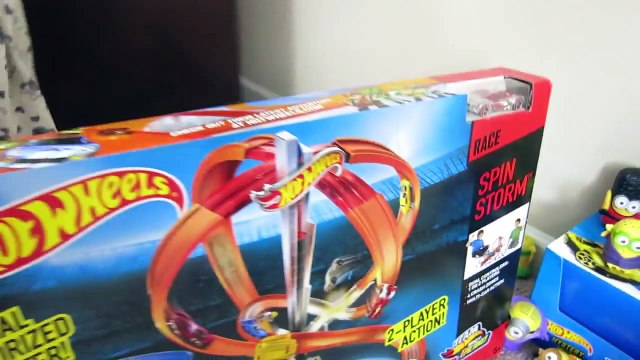 HOT WHEELS SPIN STORM MINIONS CRASH RACE TRACK MYSTERY CARS RACING