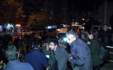 Serbest Kalan Terör Şüphelisi Genci, Annesi Kolundan Sürükleyerek Götürdü