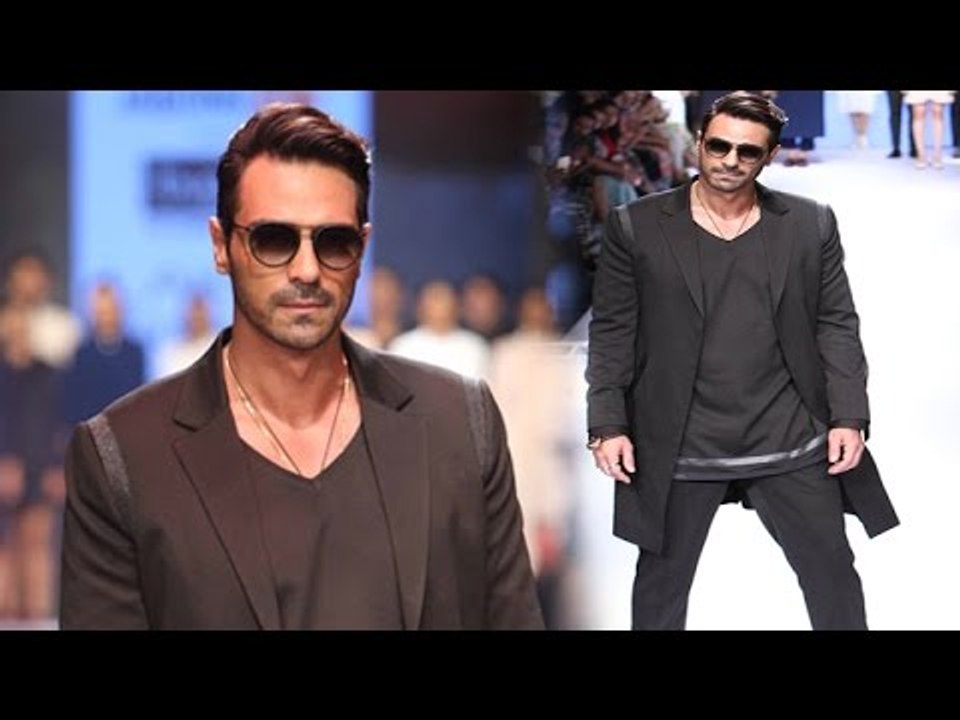 Arjun Rampal Walks For Jabong's Bugatti | LFW 2015