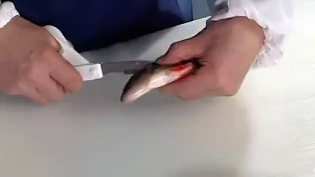 Интересный способ чистить окуня . И руки целы, а кухня чистая