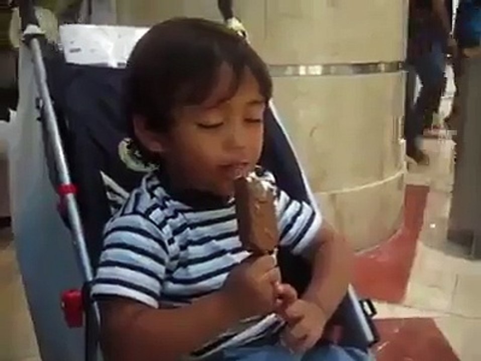 Un petit garçon s’endort en mangeant sa glace - un choix difficile: dormir ou manger sa glace Que va t-il faire ?