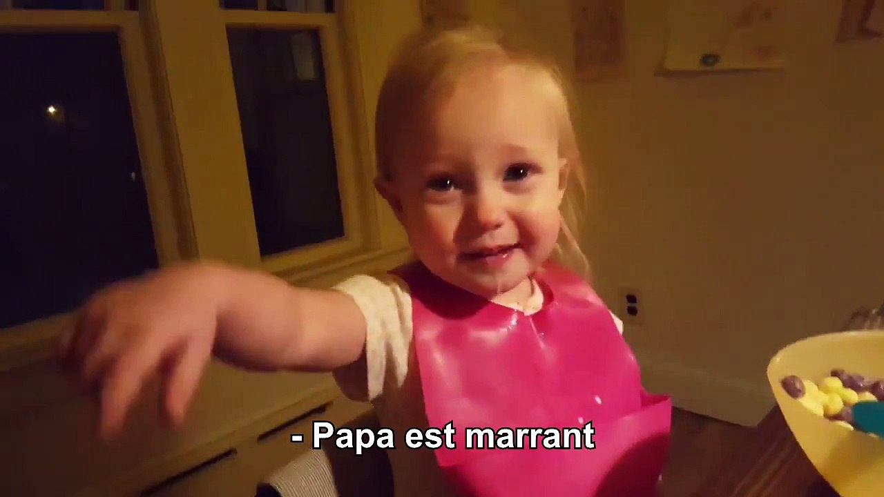 Cette adorable fillette a du mal à croire ce que lui explique son père et croit qu'il est devenu fou