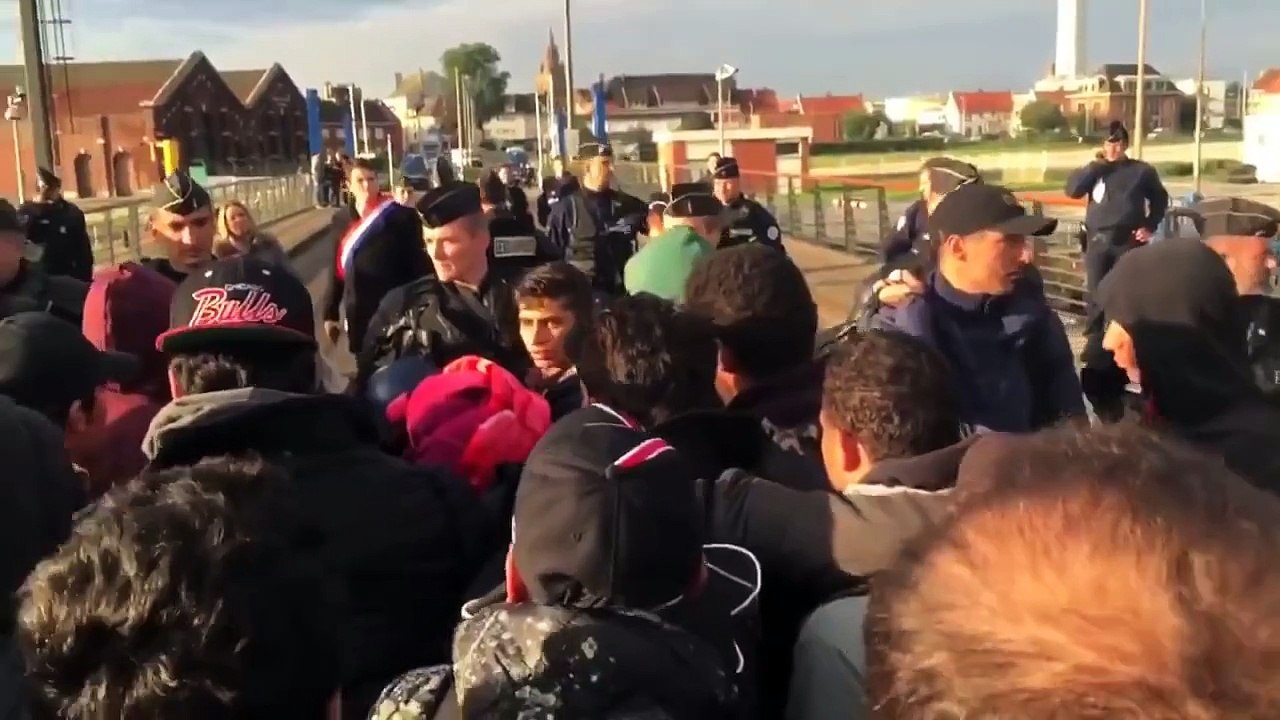 Calais, la jungle : un face à face  migrants candidats à l'exil pour la Grande Bretagne/force de l'ordre