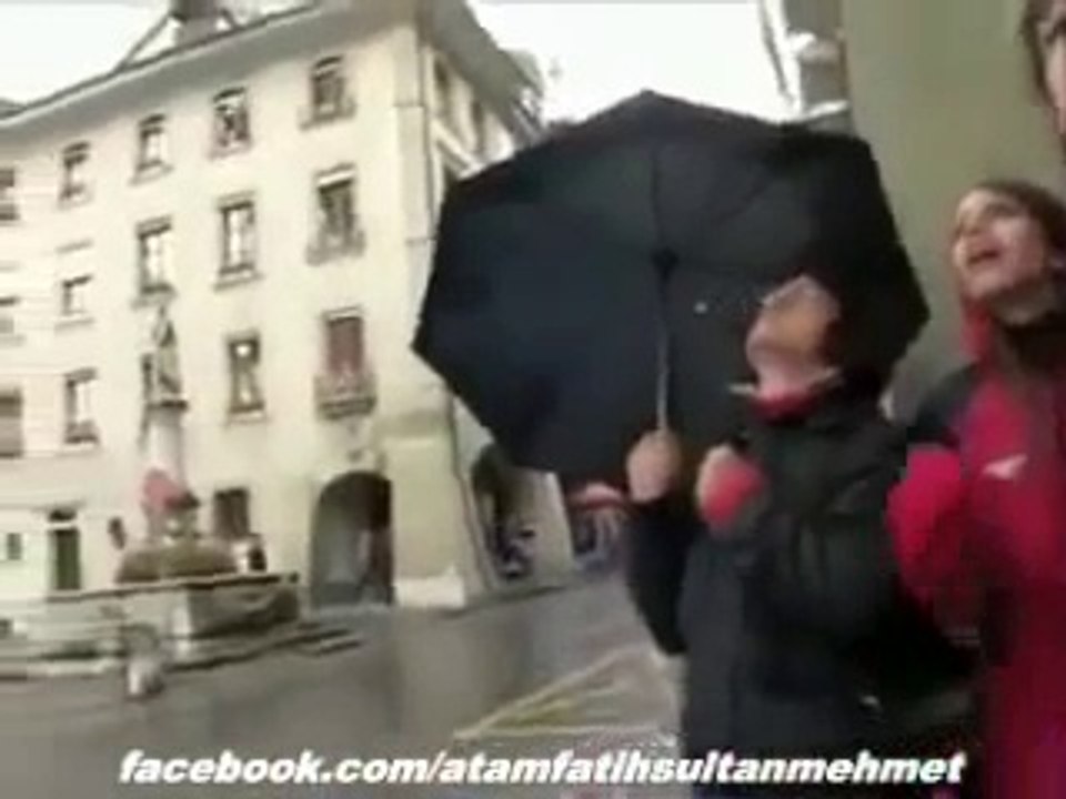Kiliseden yükselen ezan sesini duyan şaşkın isviçreliler :)))