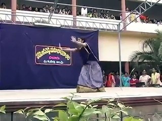 COLLEGE GIRL DANCE.. WOW.. THIS IS INDIAN DANCE.. MUST SEE - Funny Videos - VideofyMe