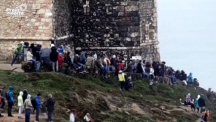 Il surfista italiano Alessandro Marcianò sfida un'onda gigantesca alta 18 metri