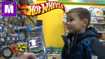 Макс в магазине игрушек покупает 40 моделей машин Хот Виллс Buying 40 HotWheels cars in kid's store