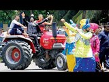 Akshay Kumar Rides A Tractor To 'Singh Is Bliing'