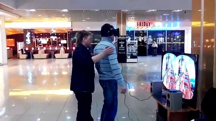 Télécharger la video: Шутник и Oculus Rift  Oculus Rift Prank