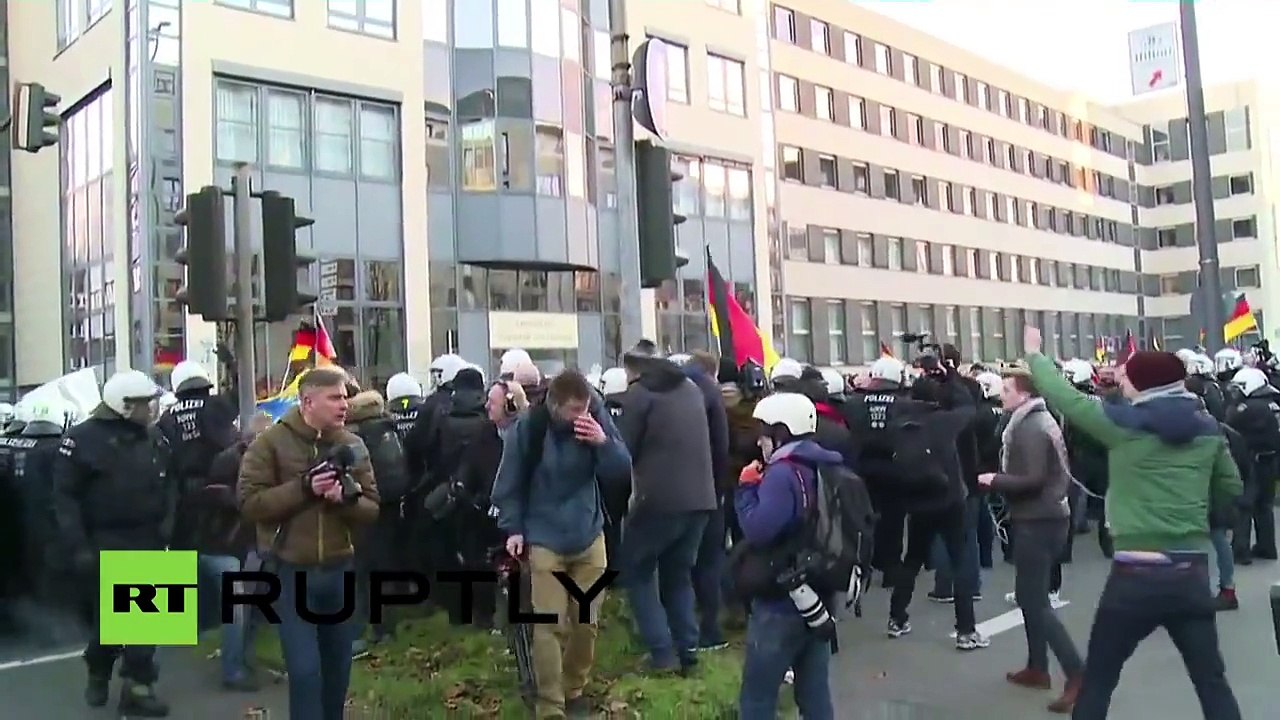 Provokateure mit Presseausweis sprengen Pegida-Demonstration in Kln Polizei misshandelt Deutsche - YouTube