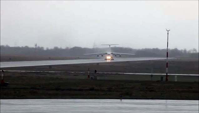 Ilyushin IL-76 strong Crosswind landing. Unbelieveable Russian Pilot skills ! (Watch in HD!) Big Planes