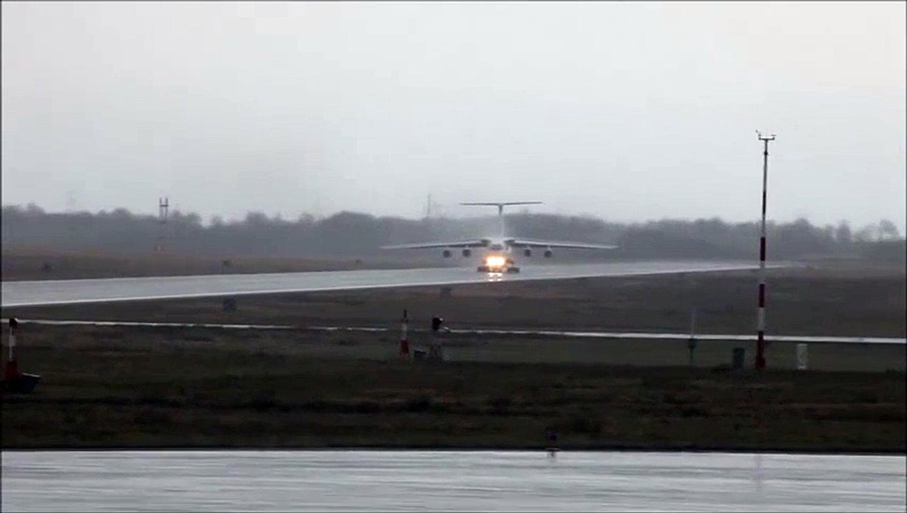 Ilyushin IL-76 strong Crosswind landing. Unbelieveable Russian Pilot skills ! (Watch in HD!) Big Planes