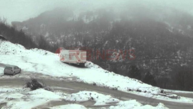 Qyteti i Korçës zbardhet nga dëbora, qarkullimi me zinxhirë- Ora News- Lajmi i fundit-