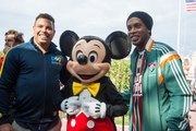 R9, R10 e outros ídolos do futebol mundial desfilam na Disney