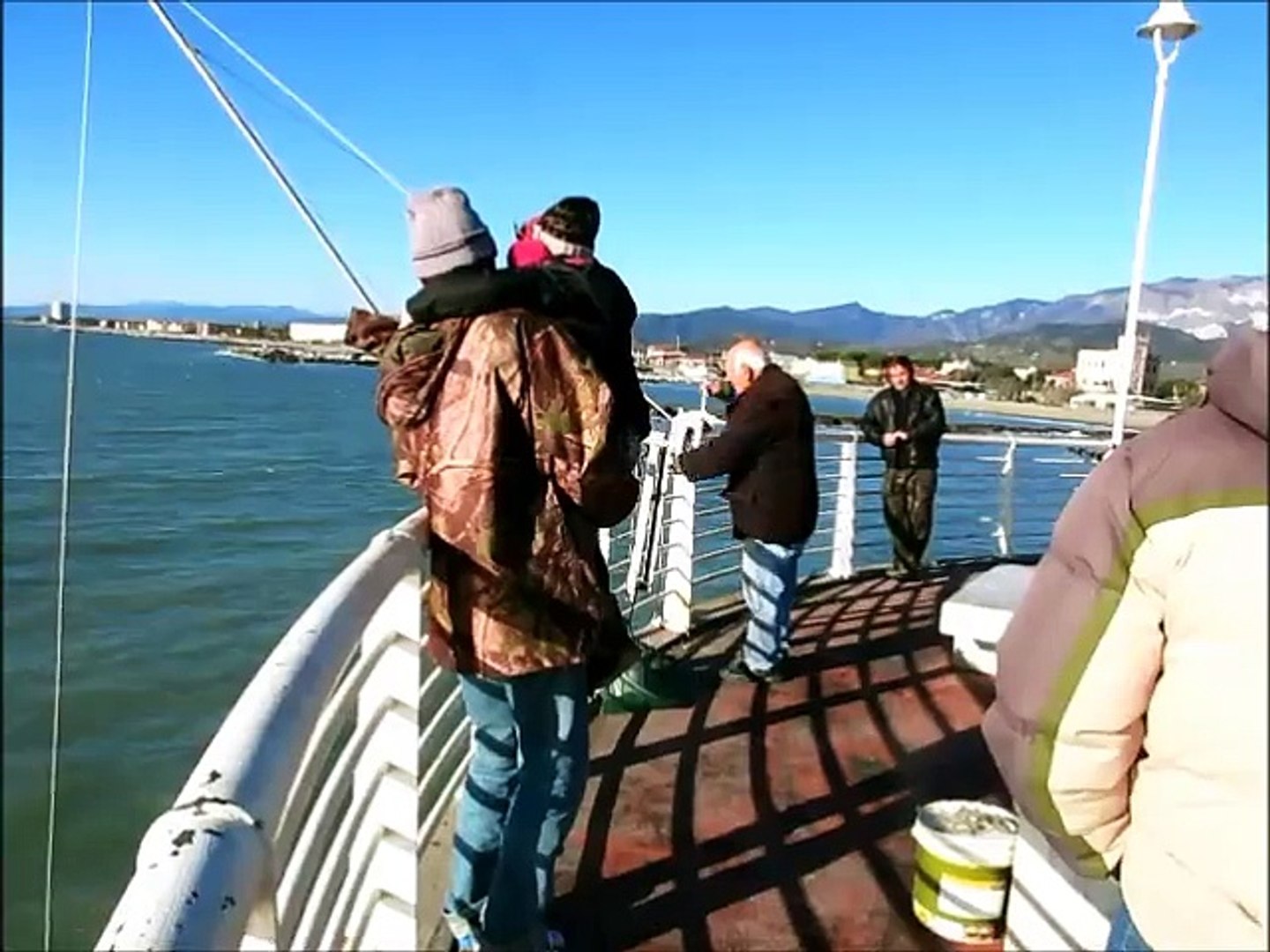 Pesca in mare con bilancia dal pontile di Marina di Massa - Video  Dailymotion
