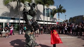 Giant Robot Mech befriends Little Girl @ Comic-Con 2013
