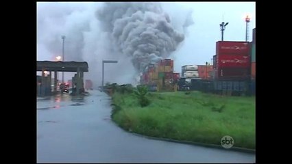 Bombeiros controlam incêndio que provocou fumaça tóxica em Guarujá