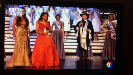 Geneviève de Fontenay très émue lors de ses adieux aux concours de beauté hier soir - Regardez