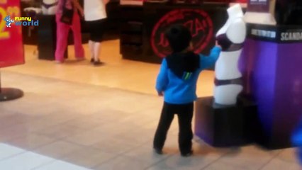 Çocuklar Alışveriş Merkezinde Mankenler Tepki Komik Video 720P
