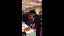 Ce chinois a très faim, et se comporte comme un vrai enfoiré !