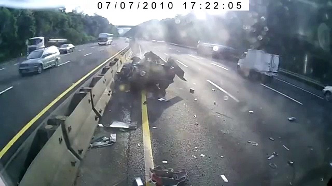 Car crash 激しい自動車衝突事故