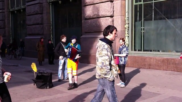 vMetro - «La Valse d'Amélie» (на Малой Садовой улице, у Елисеевского магазина, весна 2011)