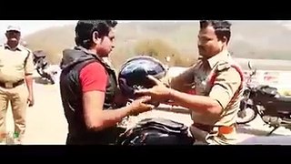 Indian Police sary amm rissvat ly rahi hy