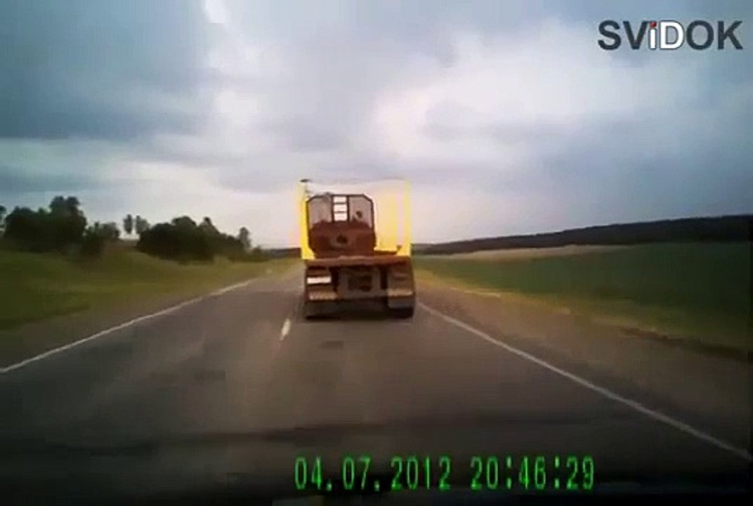 …衝撃的な車とバイク正面衝突Brutal Head On Collision Between Car and Bike