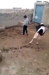 es bachy k ap kaaam daikhy ye kis tarah paglon waly kaam ker raha hy