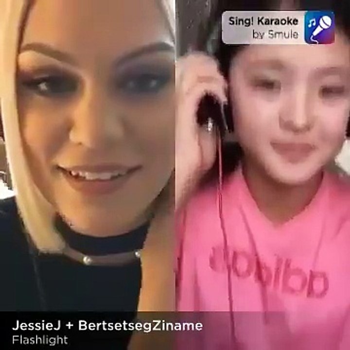 Jessie J cantando Por Internet Con Chica Asiática.