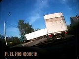 事故 狭い道で大型トラック