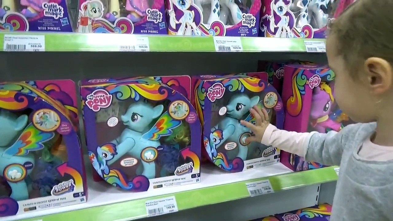 Катя делает покупки куклу Монстер Хай и кассовый аппарат Shopping toy in kid's store